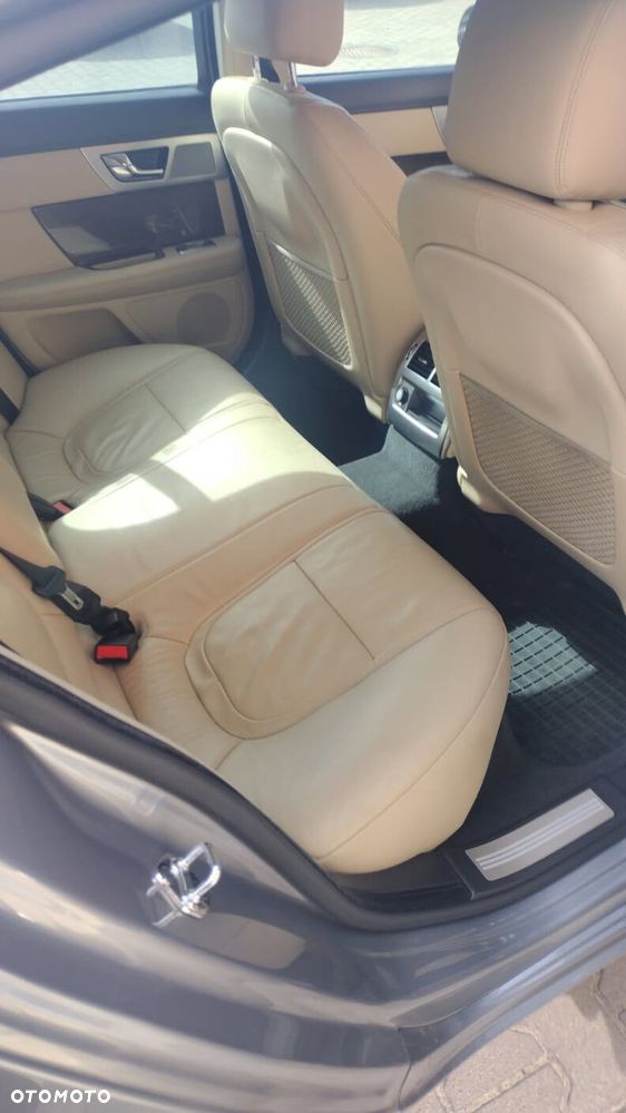 Jaguar XF 2.2 D R-Sport - 6