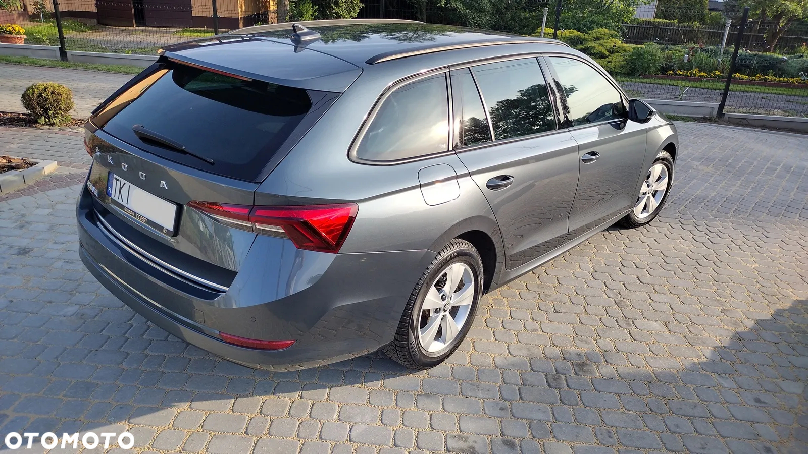 Skoda Octavia Combi 2.0 TDI DSG Exclusive - 2