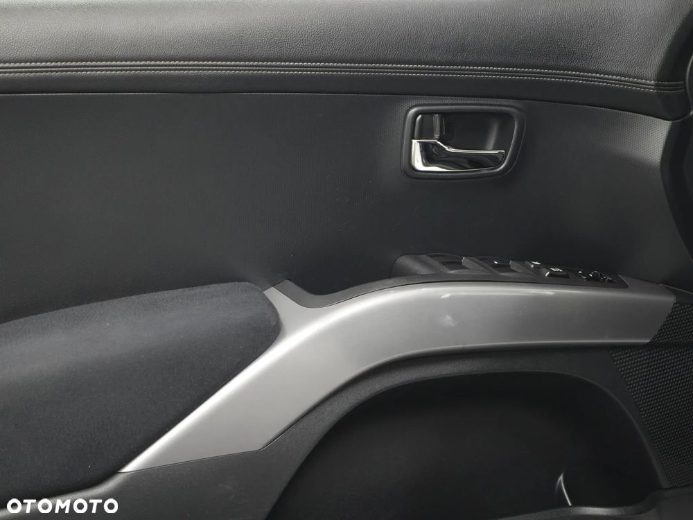 Mitsubishi Outlander - 17