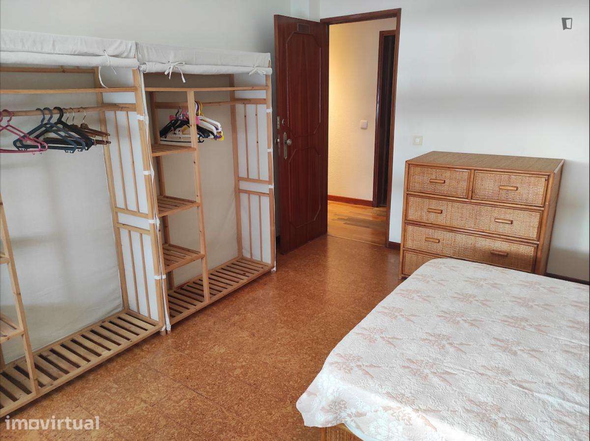 Quarto - localizado em Santa Marinha Porto - Grande imagem: 3/23