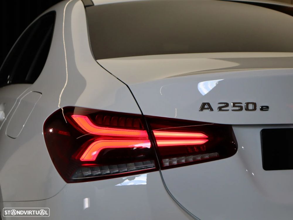 Mercedes-Benz A 250 Limousine e AMG Line - 9