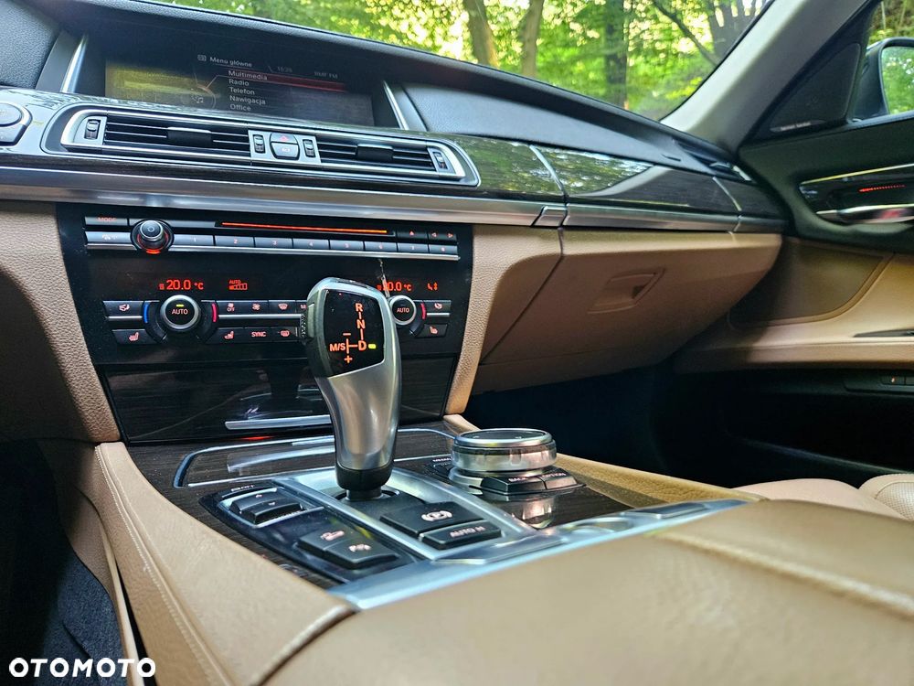 BMW Seria 7 740d - 24