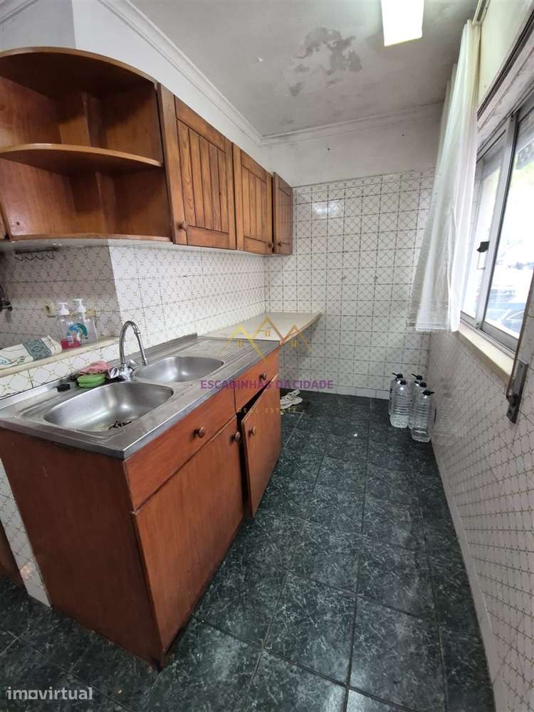 T1  com Arrecadação em Carcavelos - Grande imagem: 3/17