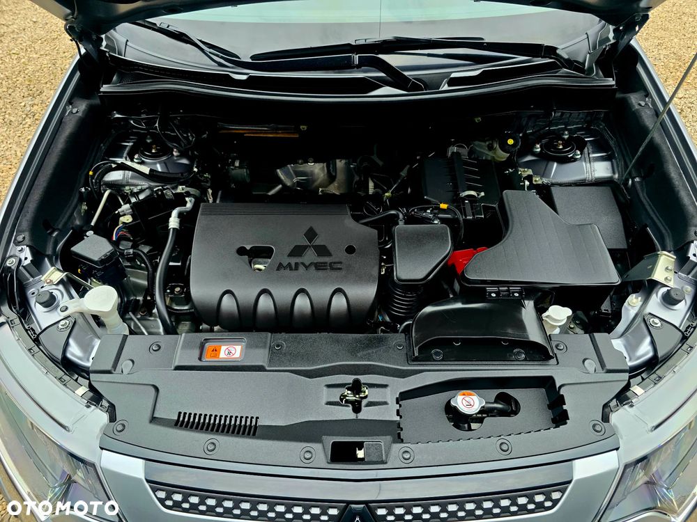 Mitsubishi Outlander 2.0 Instyle + 4WD CVT - 26