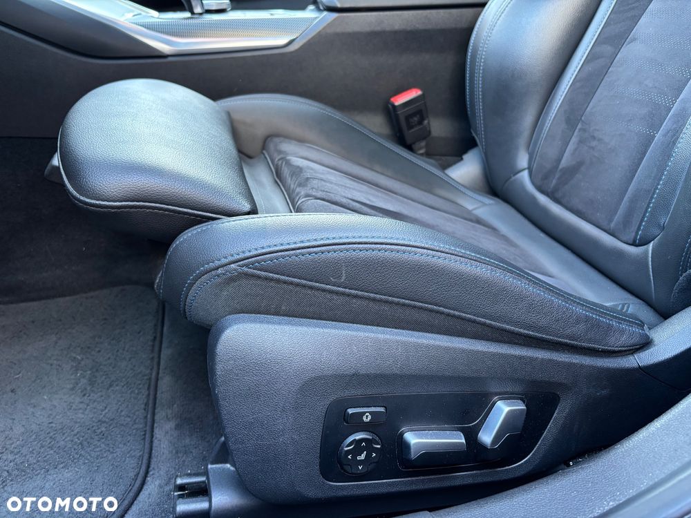 BMW Seria 3 330e xDrive M Sport - 14