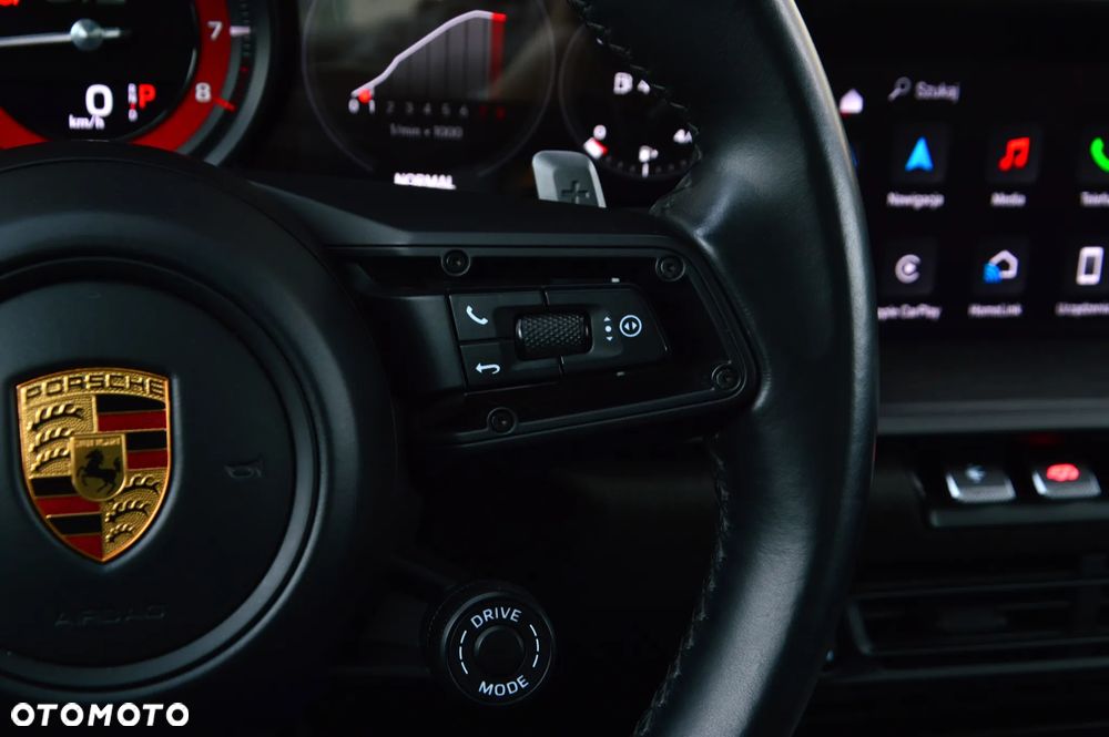 Porsche 911 Carrera 4 GTS - 30