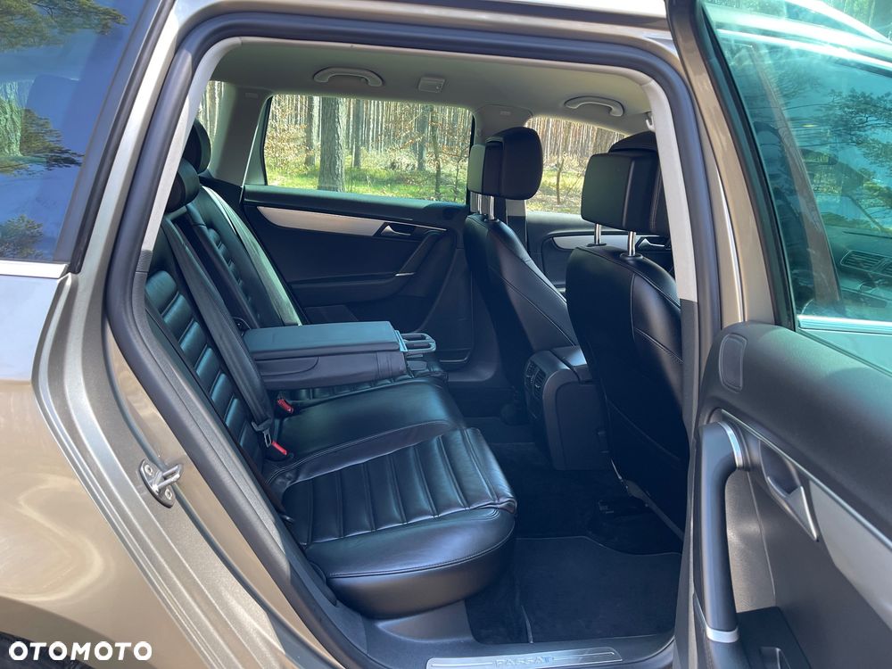 Volkswagen Passat 2.0 TDI DSG BlueMotion Technology R-Line - 11