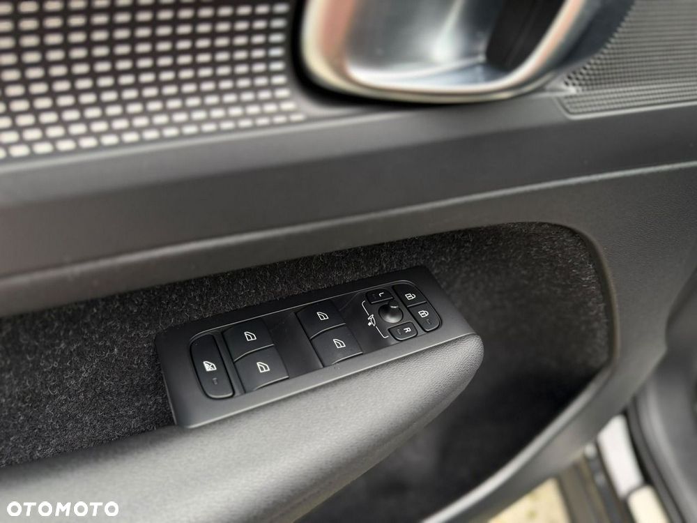 Volvo XC 40 - 35