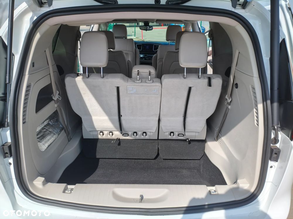 Chrysler Pacifica - 16
