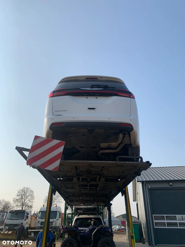 Chrysler Pacifica - 11