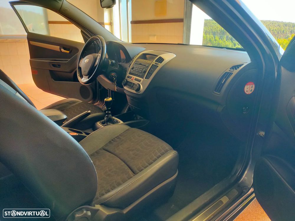 Kia Ceed S Coupé 1.6 CRDi EX — fotografia 15