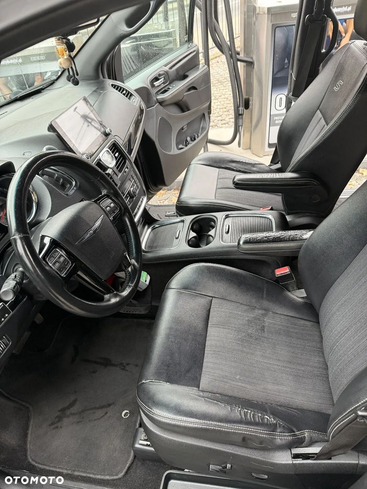 Chrysler Town & Country - 4