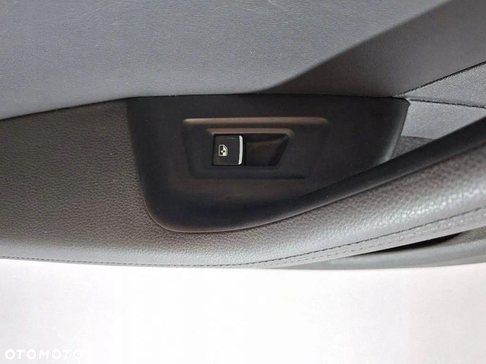 VW PASSAT B8 2019 Kombi Boczek drzwi tylnych prawy skóra LED 3G5867211 - 4
