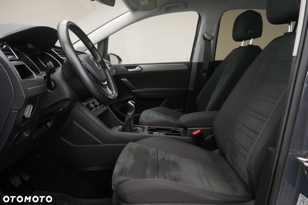 Volkswagen Touran - 12