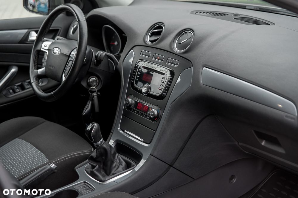 Ford Mondeo - 32