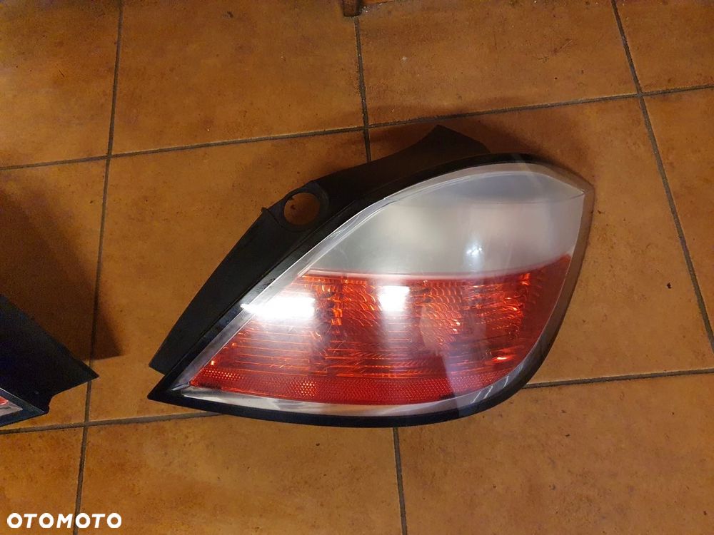 LAMPA L/P TYŁ OPEL ASTRA H III H/B 5 DRZWI - 2