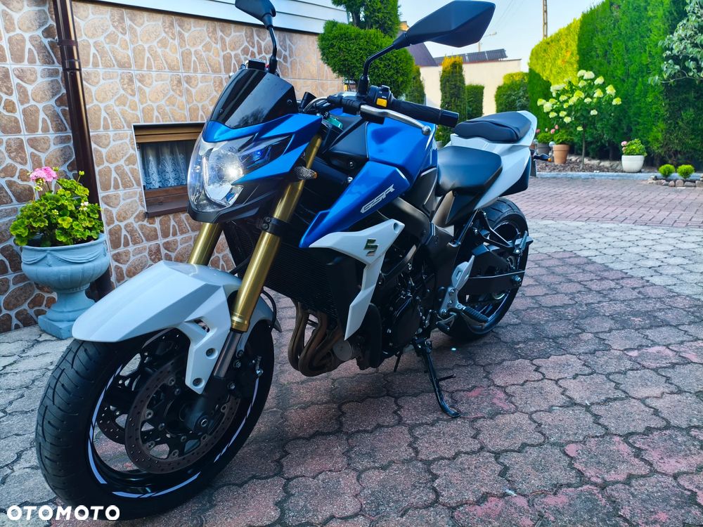 Suzuki GSR - 7