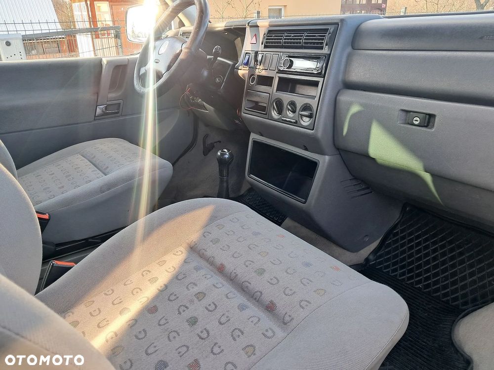 Volkswagen Caravelle - 8