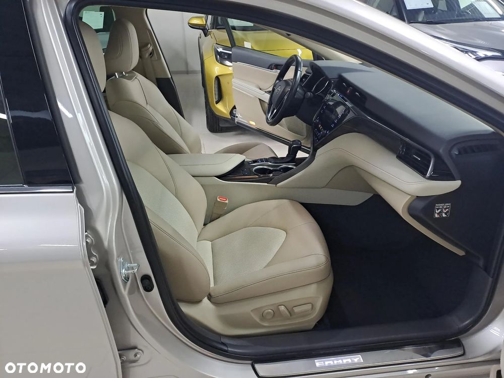 Toyota Camry 2.5 Hybrid Executive CVT - 14