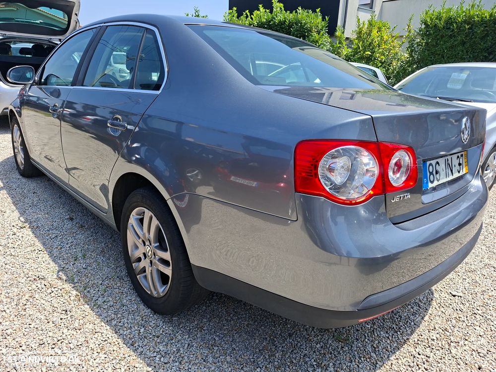 VW Jetta 1.6 TDi Confortline - 4