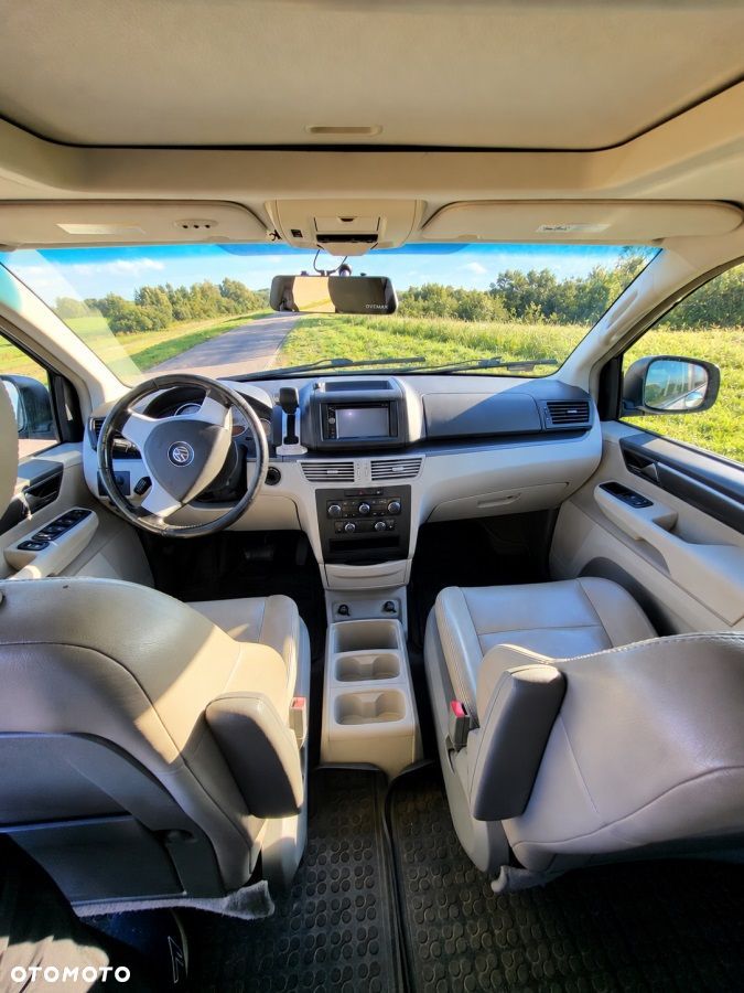 Volkswagen Routan - 8