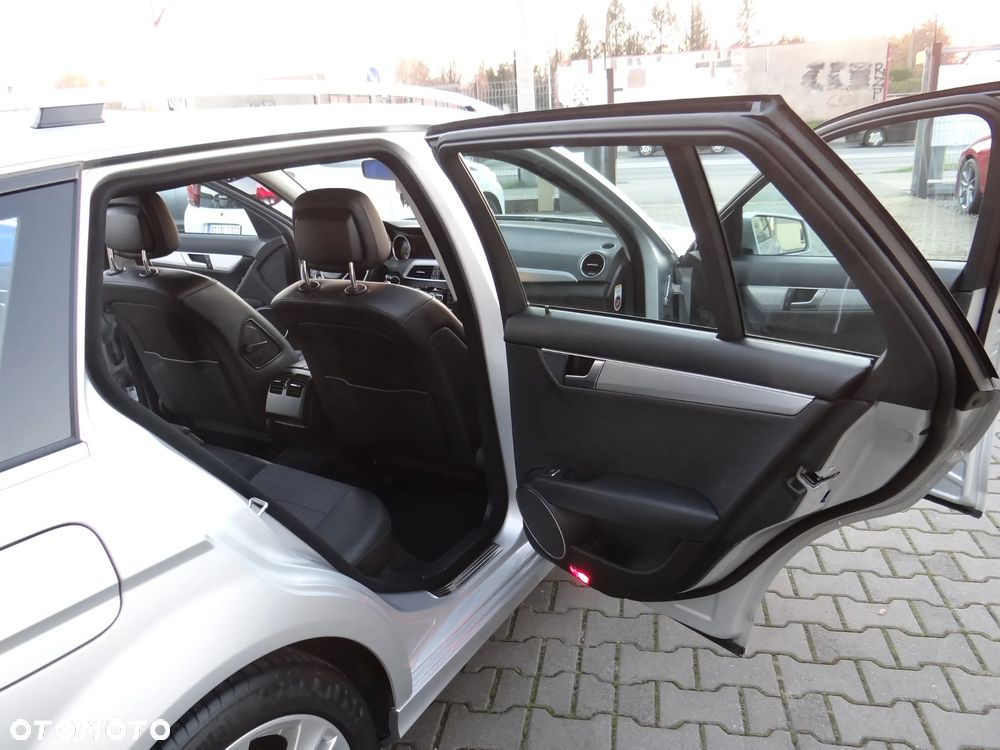 Mercedes-Benz Klasa C 180 CGI BlueEff Avantgarde - 34