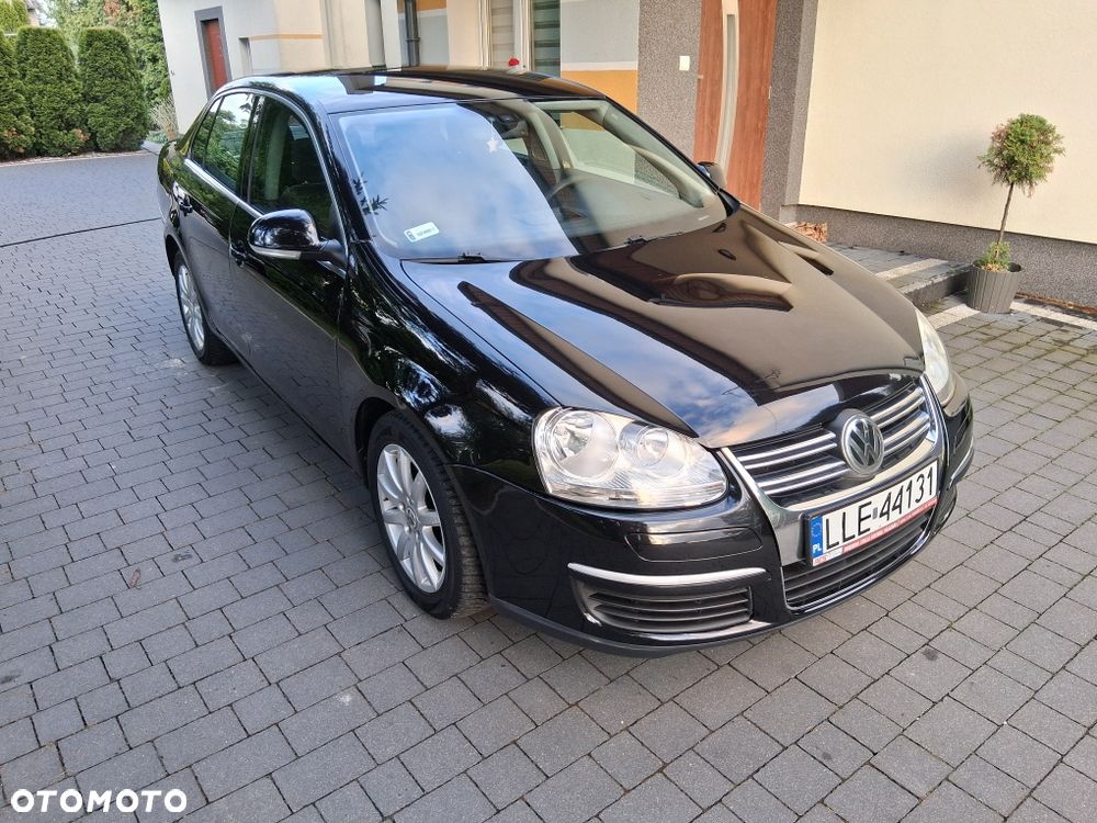 Volkswagen Jetta - 1