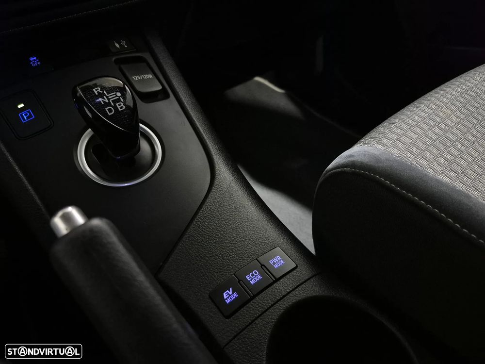 Toyota Auris Touring Sports 1.8 HSD Comfort +P.Techno+P.Sport - 20