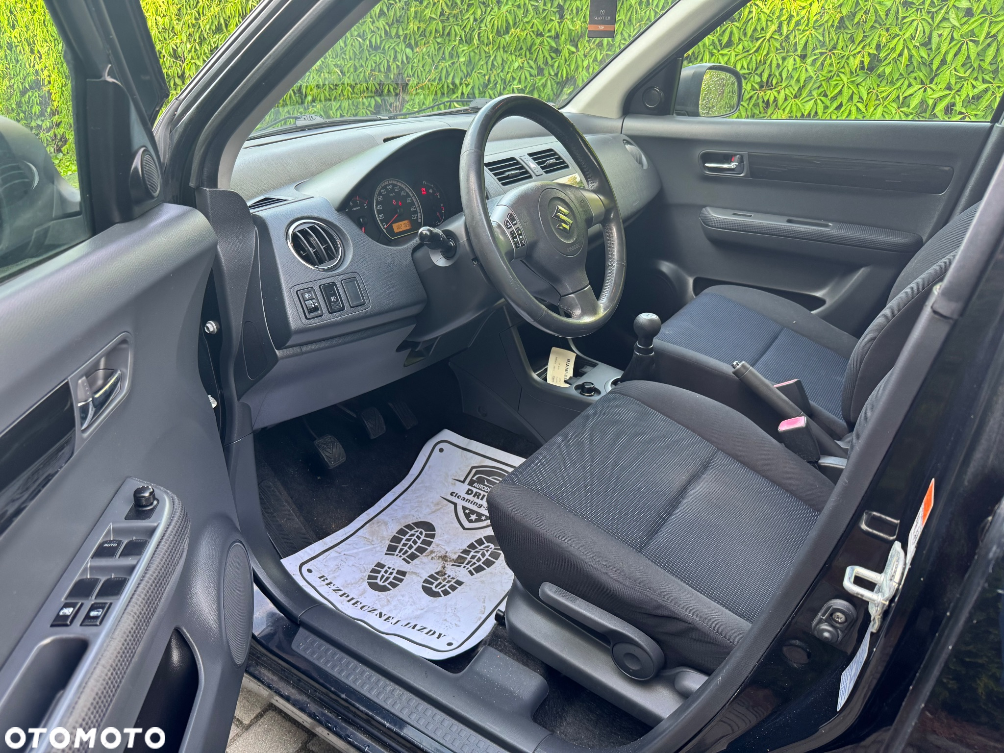 Suzuki Swift 1.3 Black and White - 10