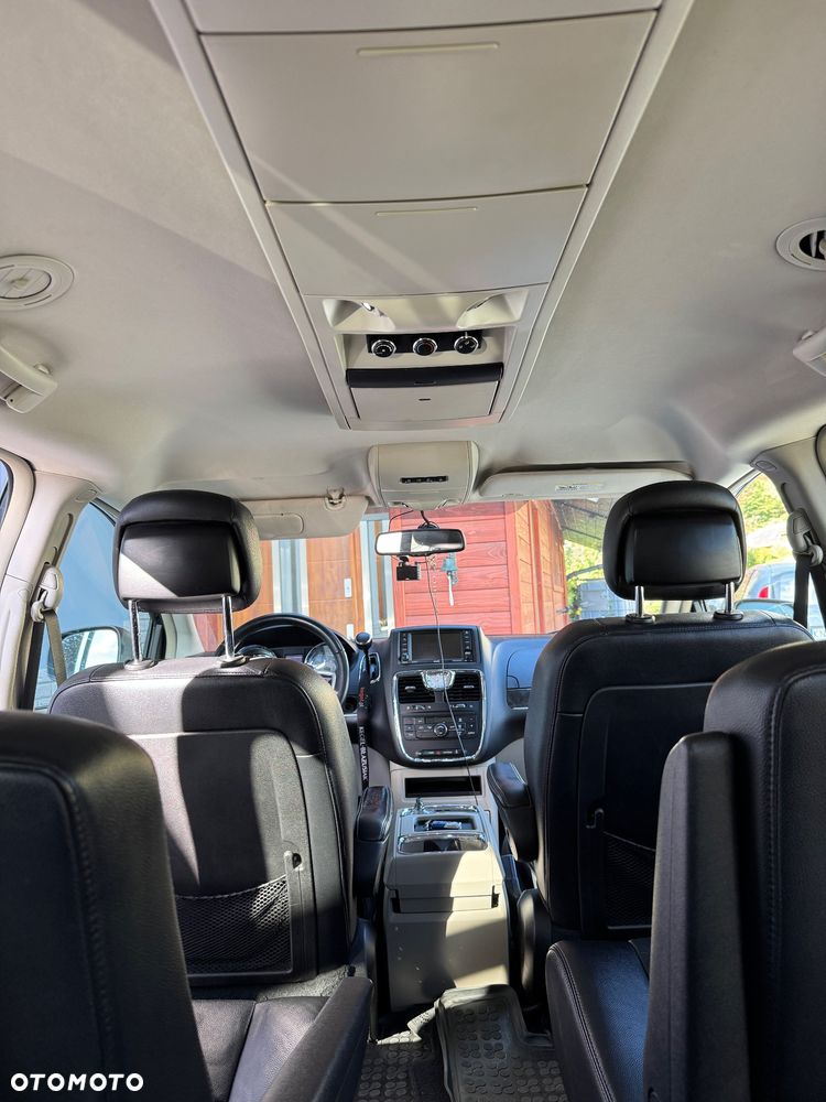 Chrysler Town & Country - 25