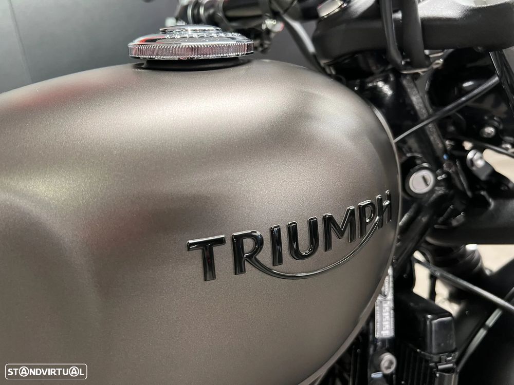 Triumph Bonneville Bobber Black - 6