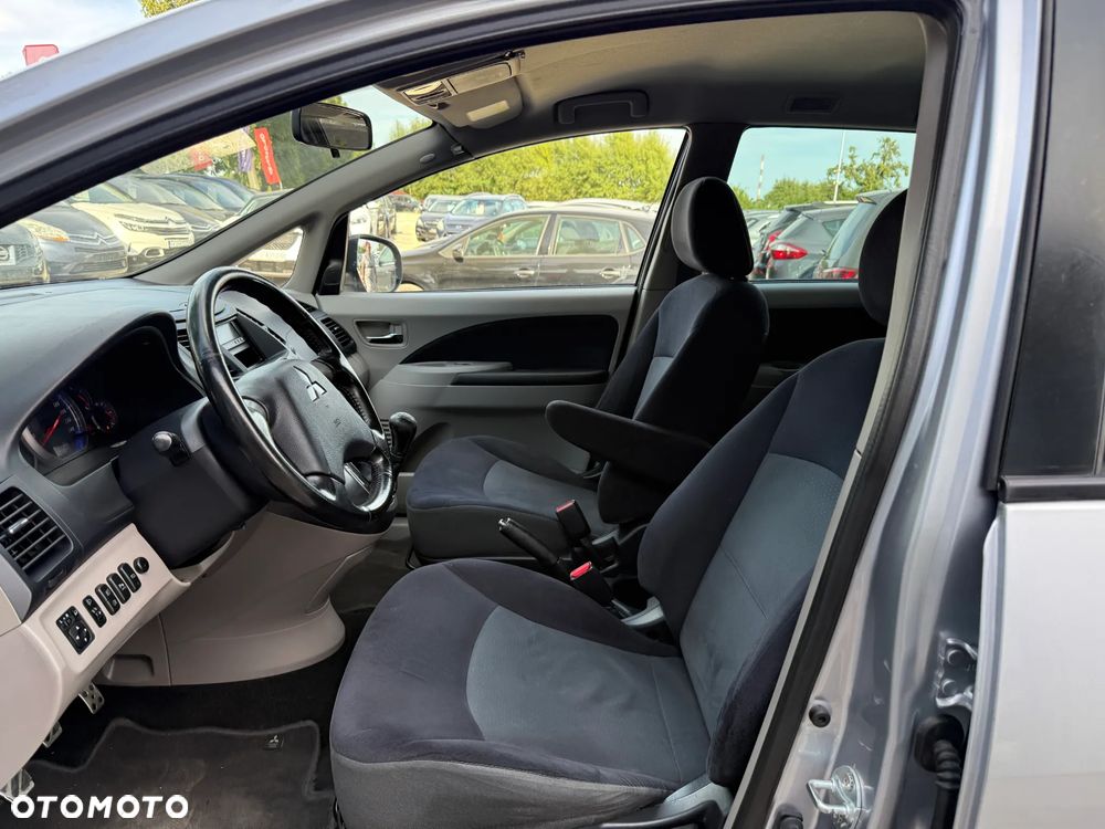 Mitsubishi Grandis 2.4 Inform - 19