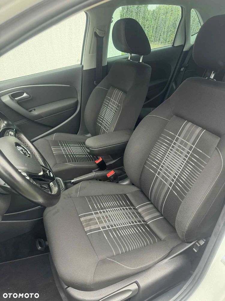 Volkswagen Polo 1.4 TDI Blue Motion Technology DSG Lounge - 14