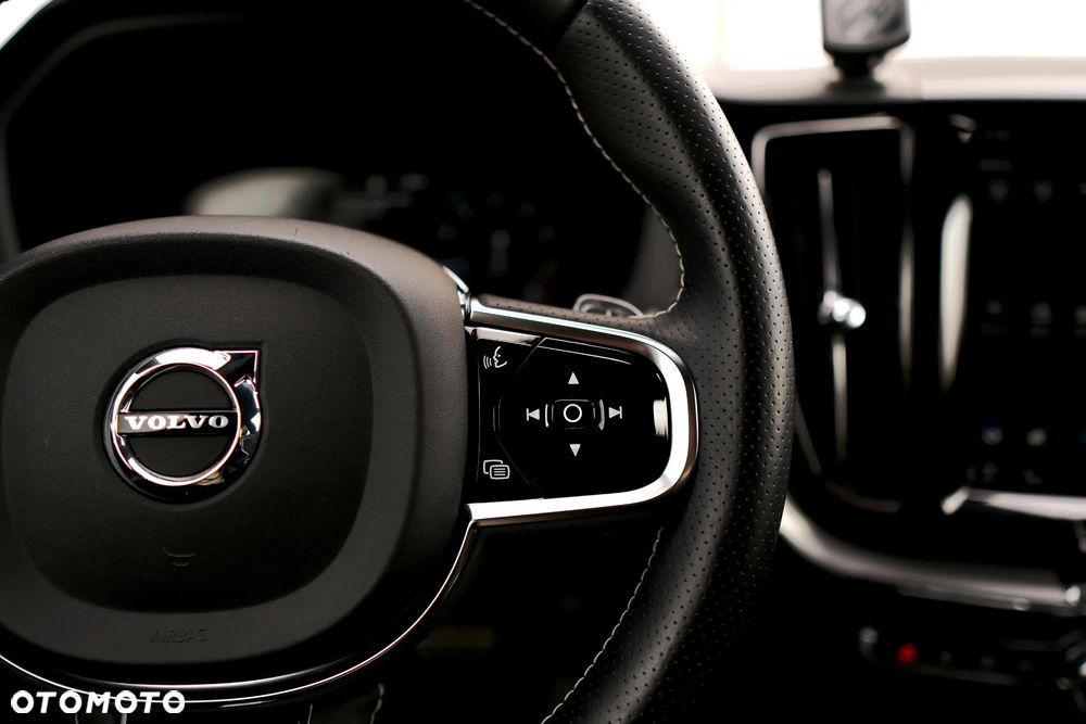 Volvo XC 60 T6 AWD Geartronic RDesign - 26