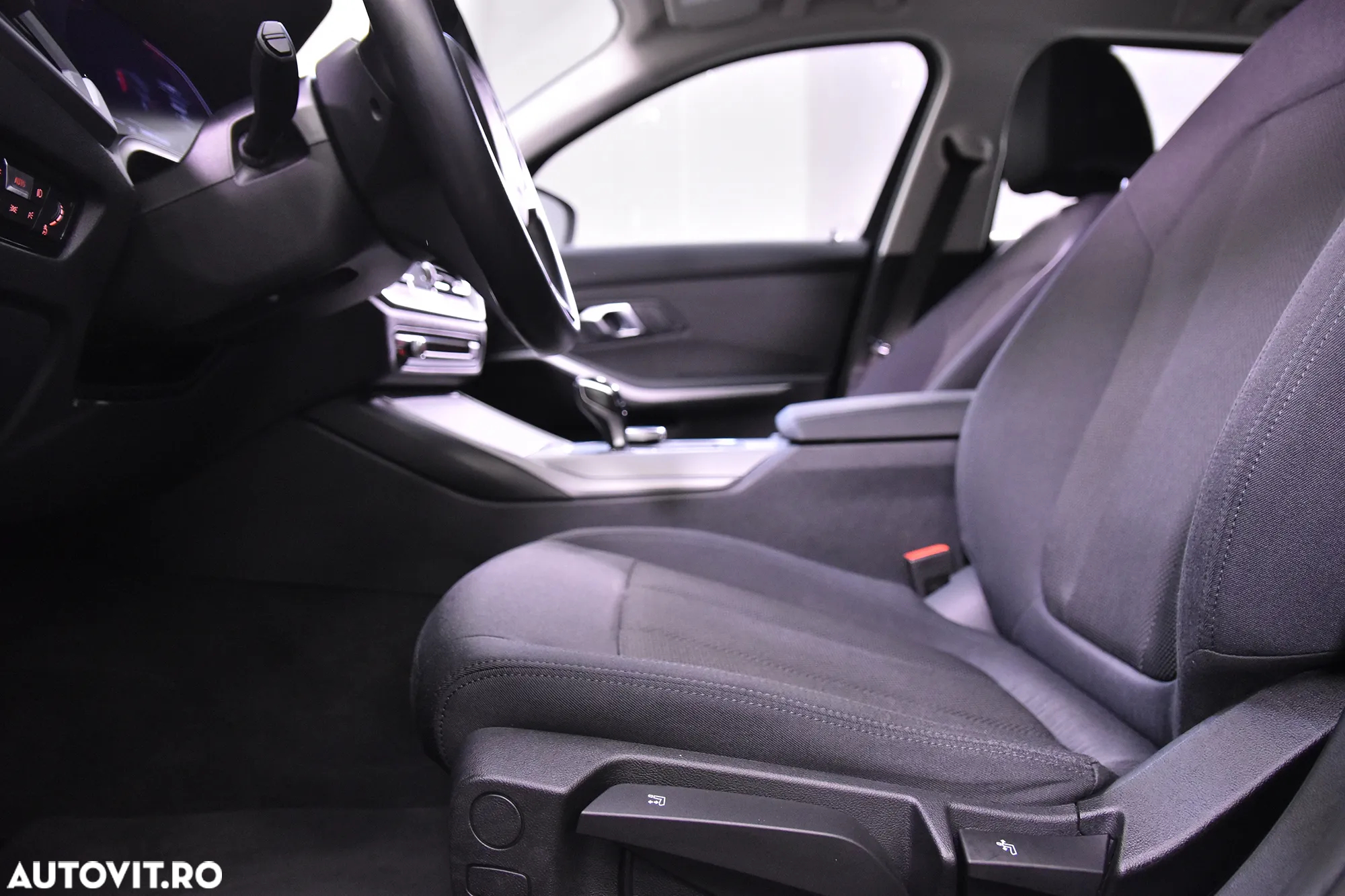 BMW Seria 3 320i Touring Aut. - 23