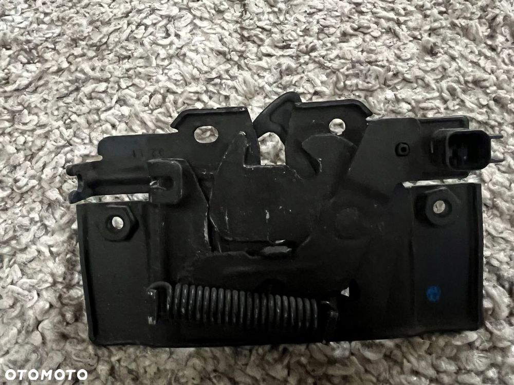 8V51-A16860-AA UCHWYT ZAMKA MASKI FORD FIESTA MK7 - 10