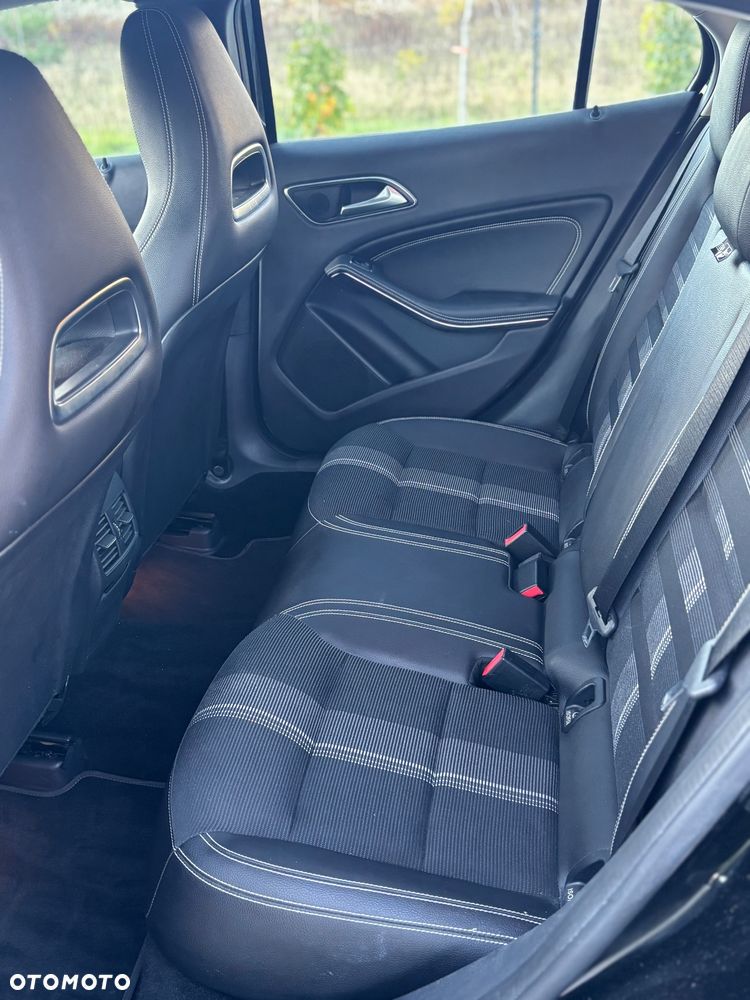 Mercedes-Benz GLA 180 7G-DCT Urban - 11