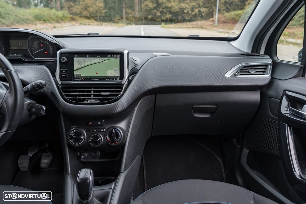 Peugeot 208 1.2 PureTech Signature - 32