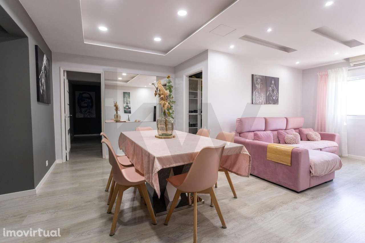 Apartamento T4 em Santo António da Charneca Totalmente Remodelado - Grande imagem: 2/35