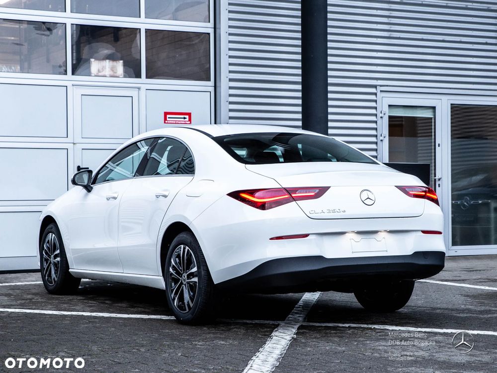 Mercedes-Benz CLA 250 e PHEV 8G-DCT - 4
