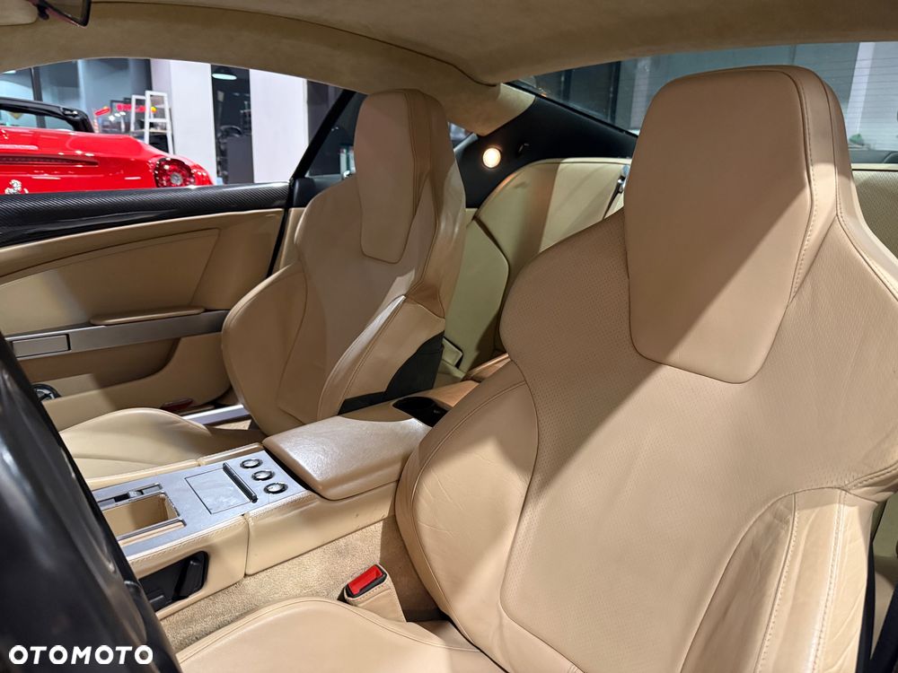 Aston Martin DB9 Standard - 27