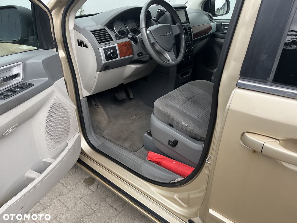 Chrysler Town & Country - 11