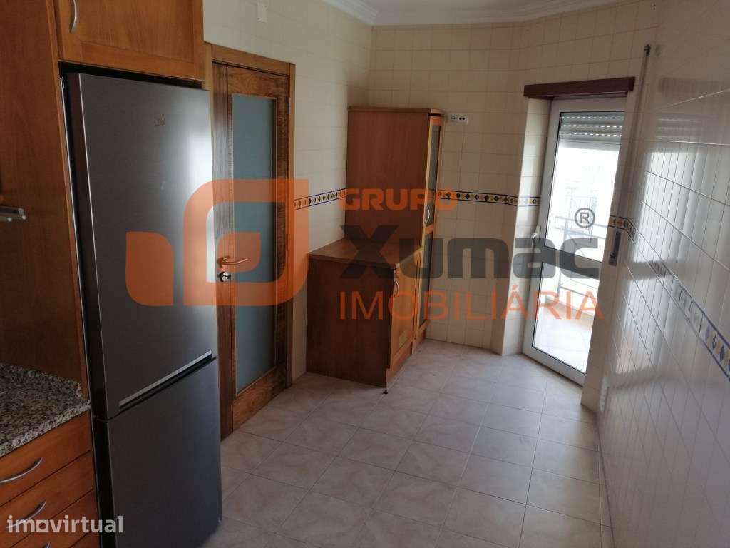 Apartamento T2 com garagem box no Avenal! - Grande imagem: 2/29