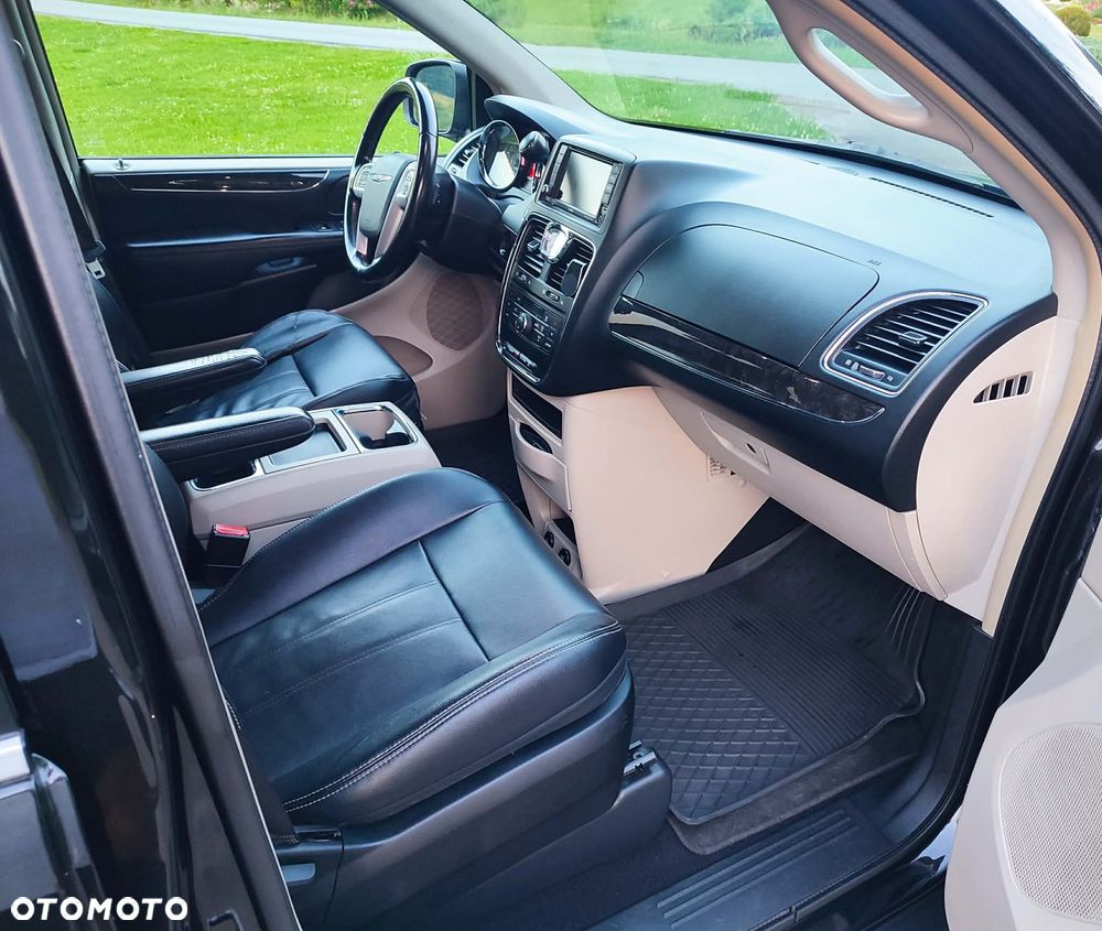 Chrysler Town & Country 3.6 Limited - 28