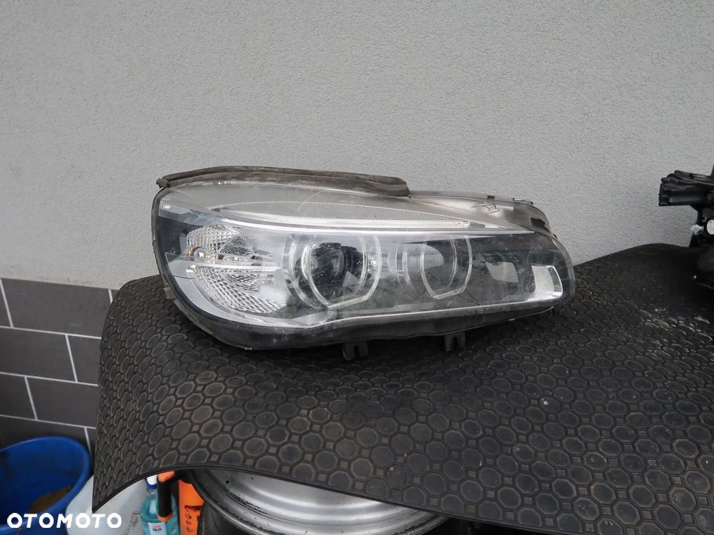 Lampa BMW F46 F45 7391402-04 na cześci - 1