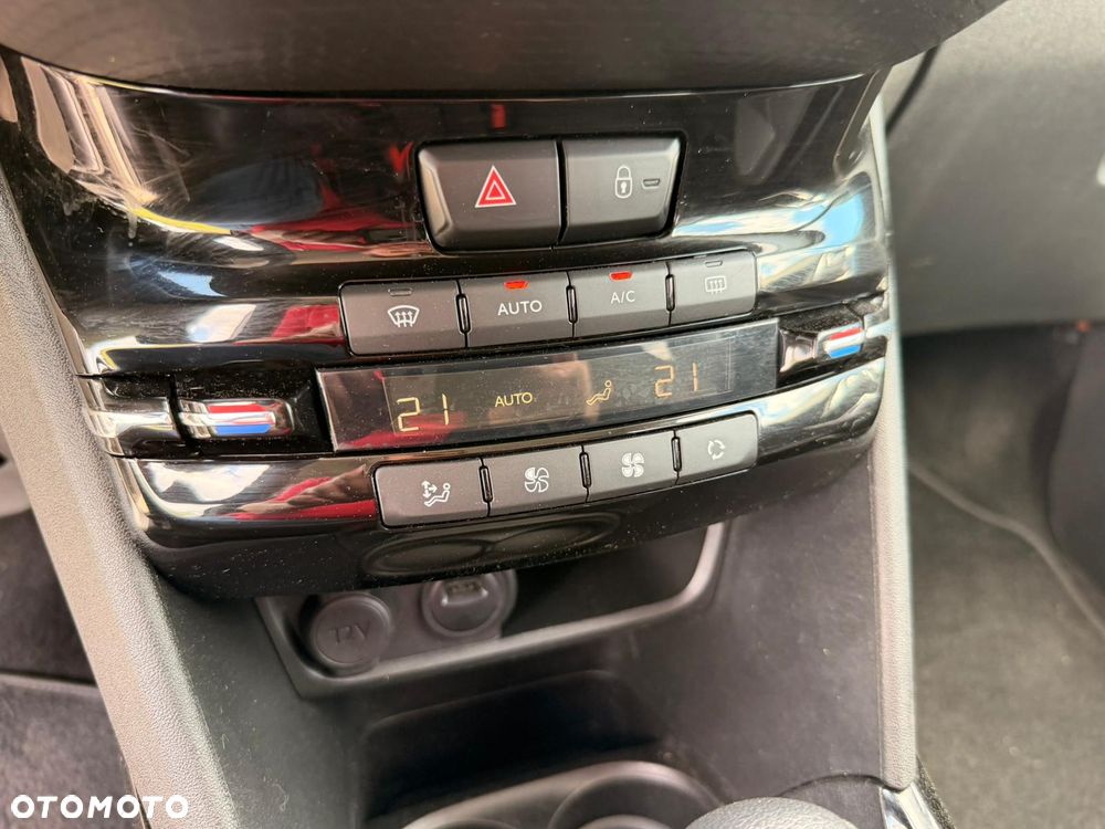Peugeot 2008 1.2 Pure Tech Style S&S EAT6 - 23