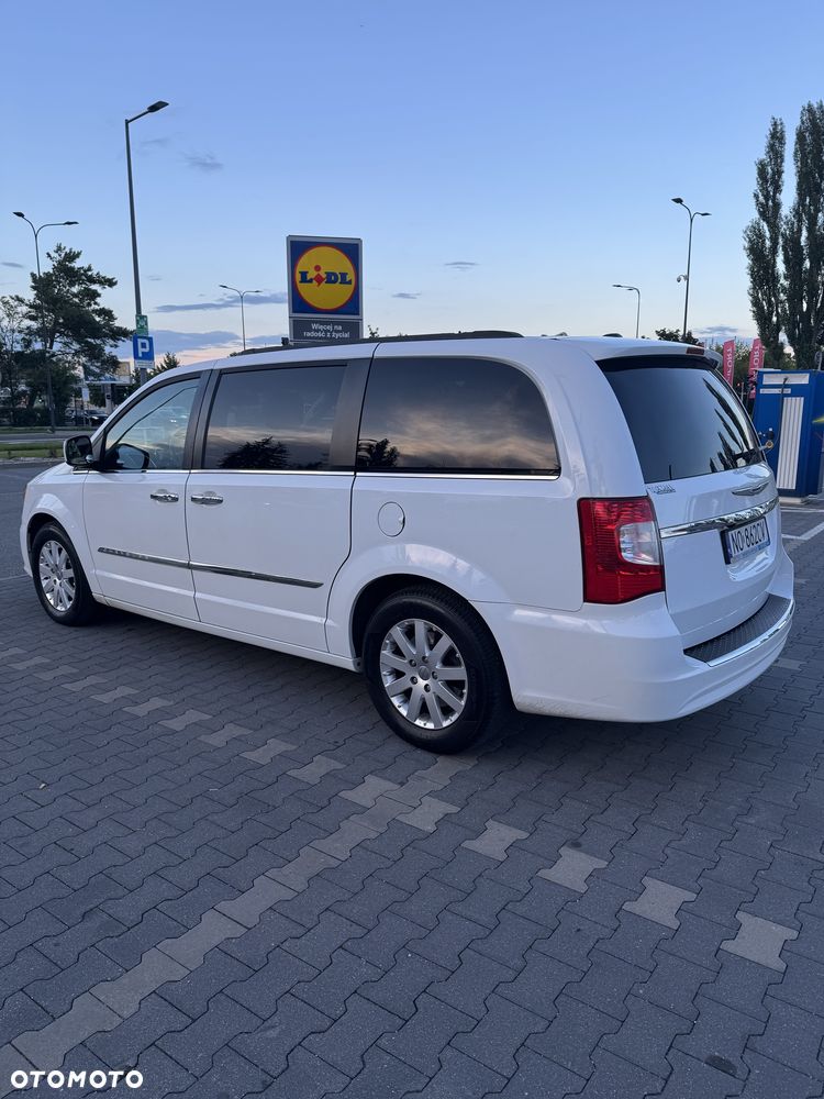 Chrysler Town & Country - 4