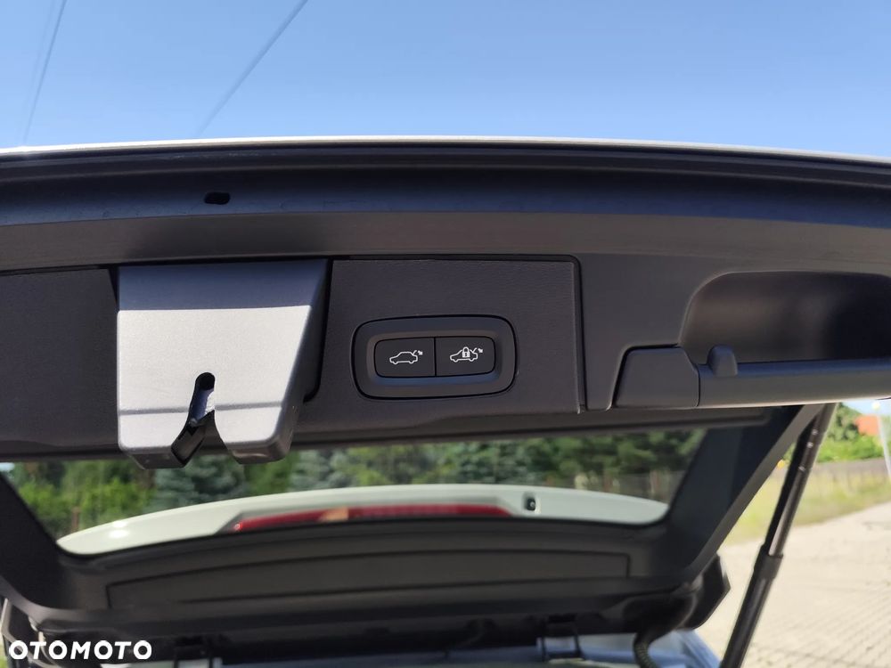 Volvo XC 60 T6 Plug-In Hybrid AWD Plus Black Edition - 16