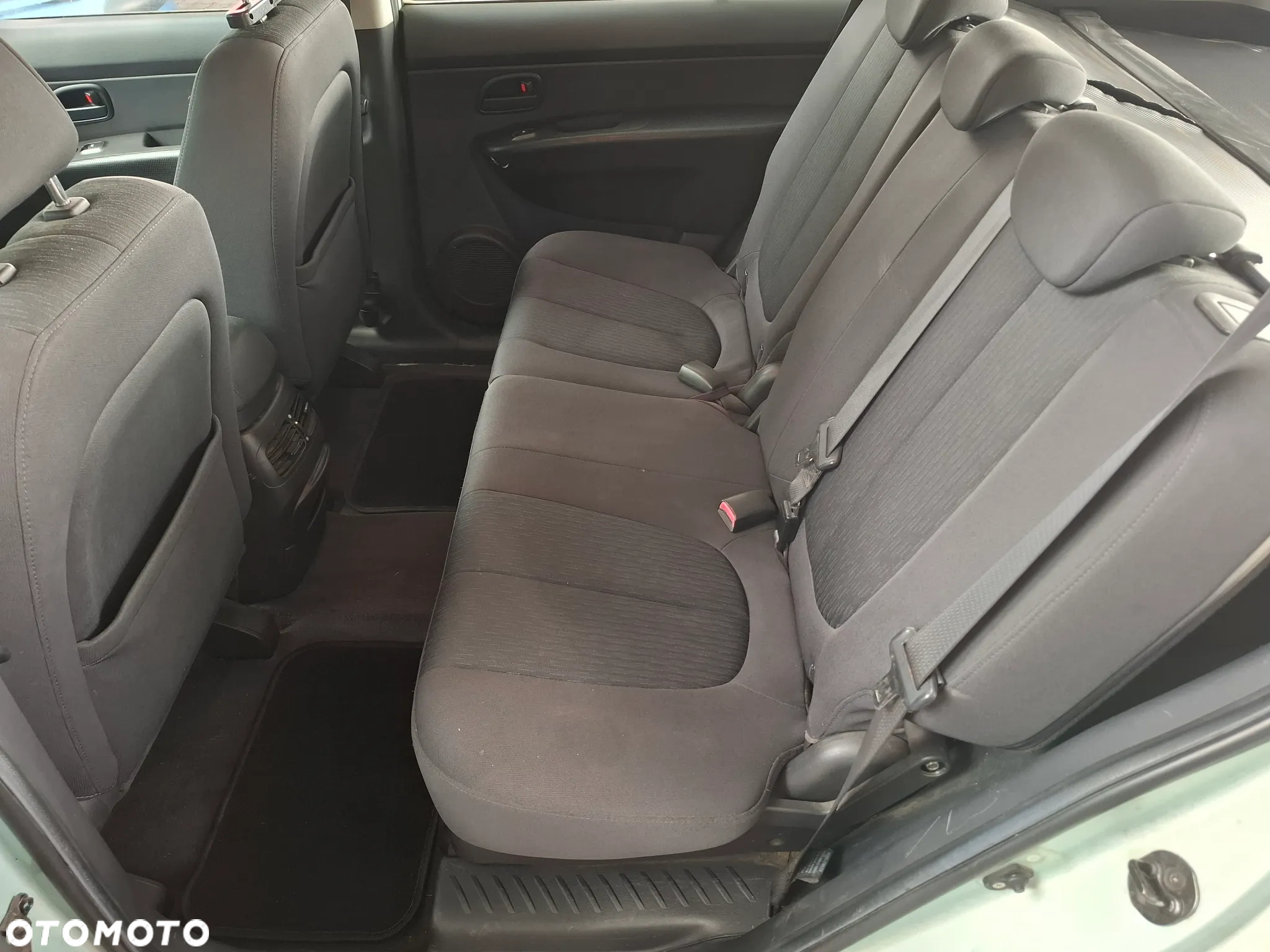 Kia Carens 2.0 EX - 28