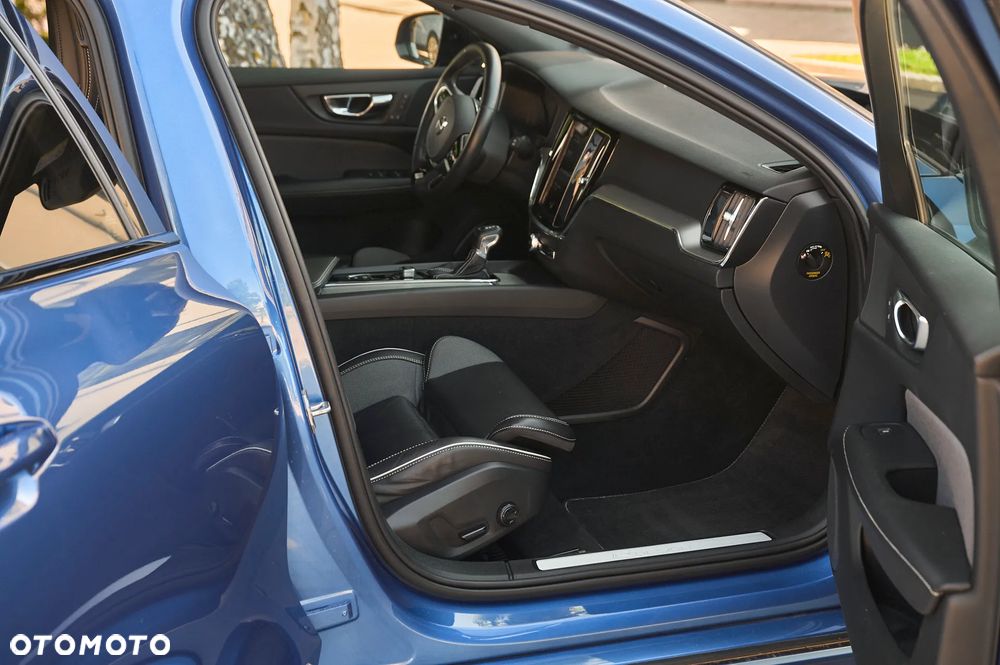 Volvo V60 D4 AWD Geartronic R-Design - 34